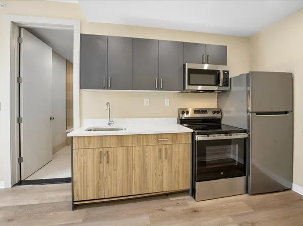 1405 Vyse Avenue image 1 of 10
