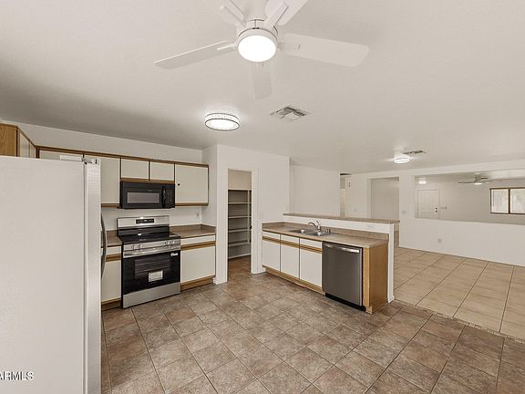 3rd image of 13517 W Young Street