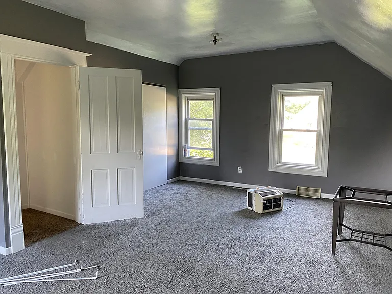 215 E Oak St — Photo 9
