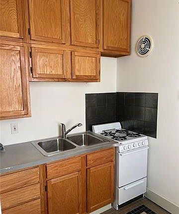 5th image of 1316 1/2 Camp St #B