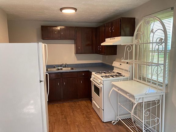 Small kitchen, but there is a pantry with plenty of extra storage space. Bakers rack provides additional counter space.