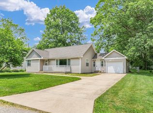 106 W Dunbar St, Mahomet, IL 61853