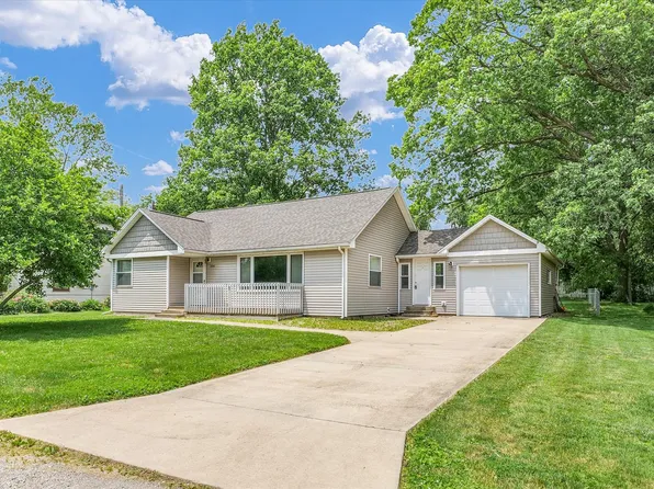 106 W Dunbar St, Mahomet, IL 61853