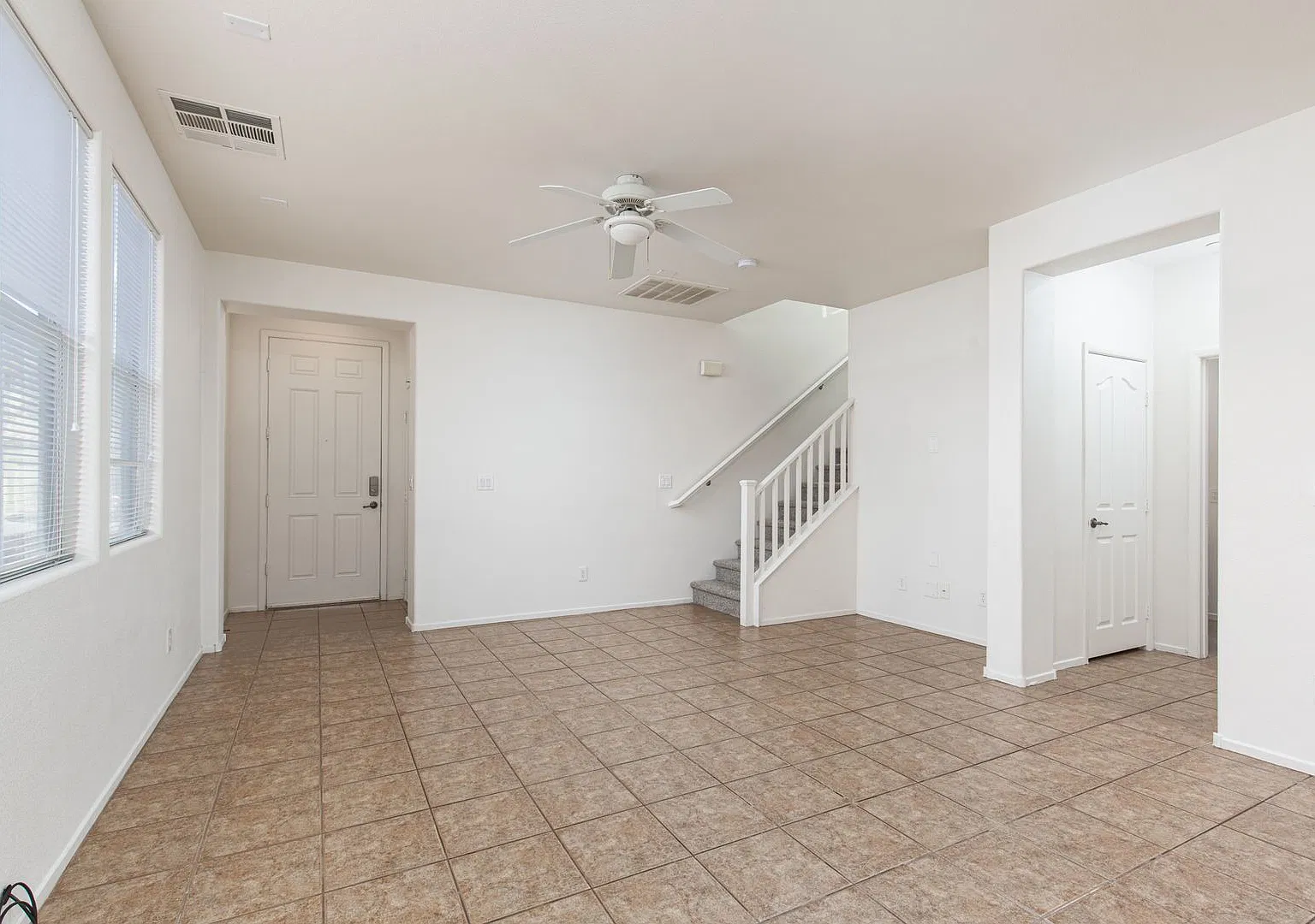 Well maintained home in gated Henderson resort like community — Photo 4