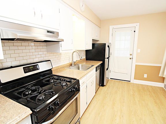 2nd image of 2319 Yorktown St