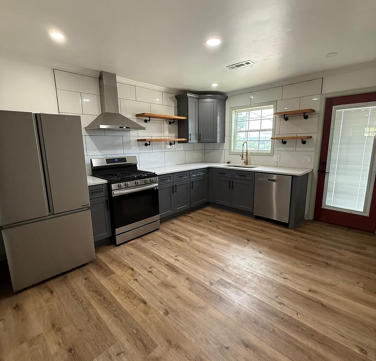 2 bed, 900 sqft, $1,100 — Photo 1