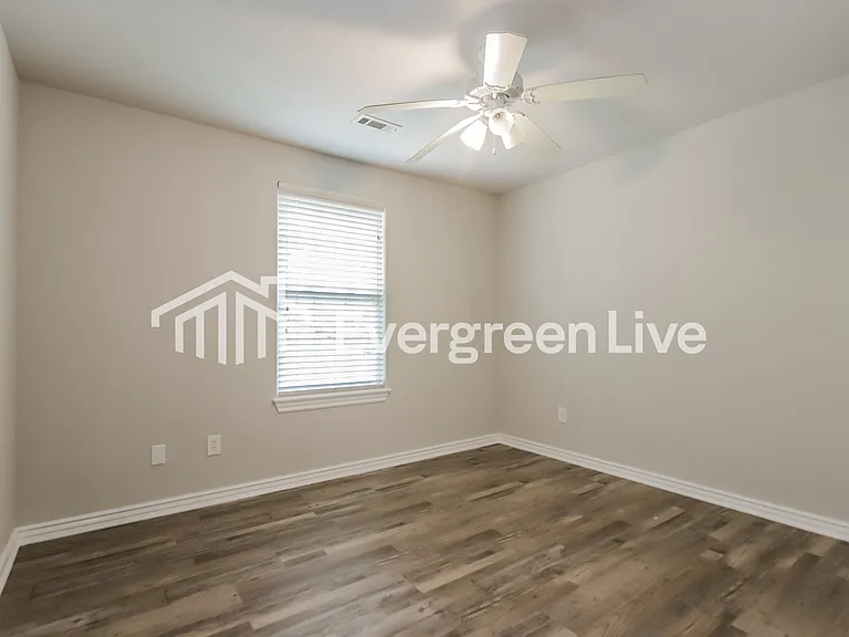832 Oakwood Ct — Photo 13