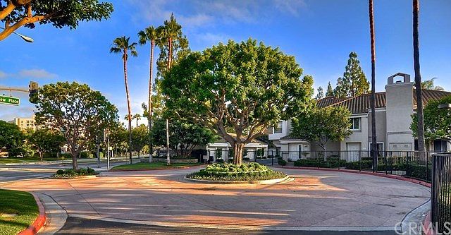 Beautifully maintained, Baycrest Court, gated community