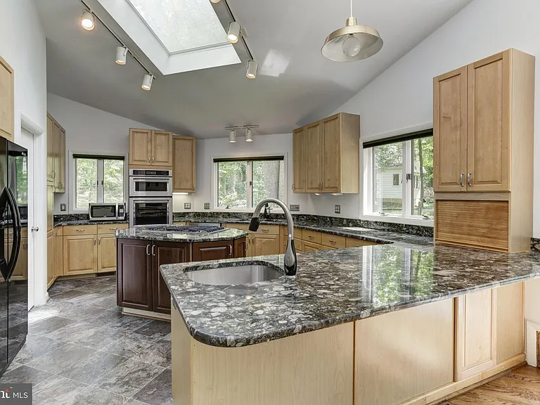 10373 Currycomb Ct — Photo 2