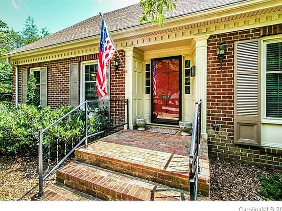 3rd image of 1327 Carmen Ln