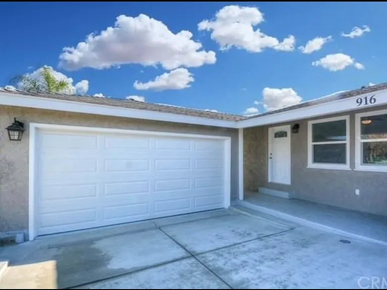 916 E I St — Photo 2