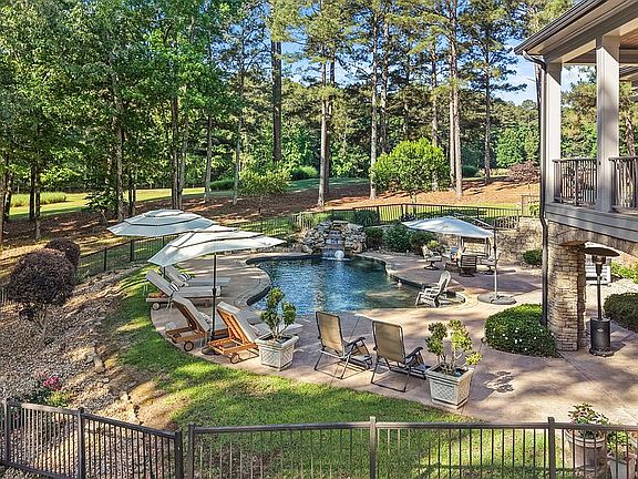 4th image of 1090 Fairway Ridge Cir