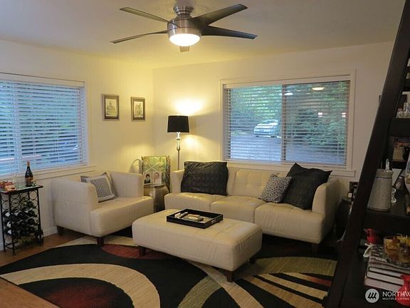 3rd image of 590 E Pointes Drive W