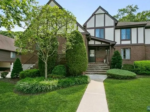 60 Holiday Ct #T060, River Vale, NJ 07675