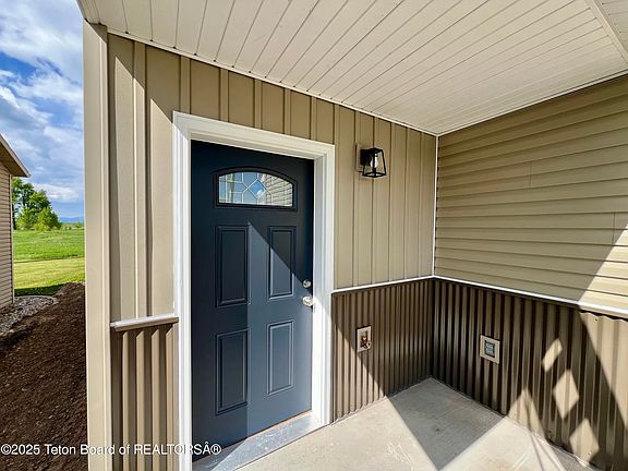 2nd image of 105 Country Creek Ln