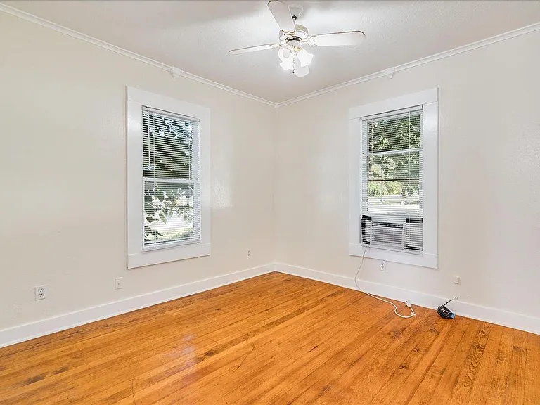 208 W Lockhart St — Photo 14