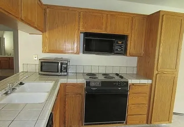 3 bed, 1300 sqft, $2,395 — Photo 2