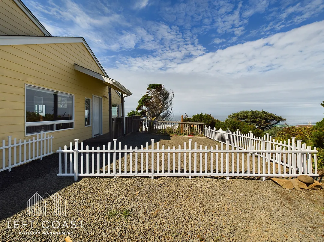 1033 Northwest Inlet Avenue - 1 — Photo 4