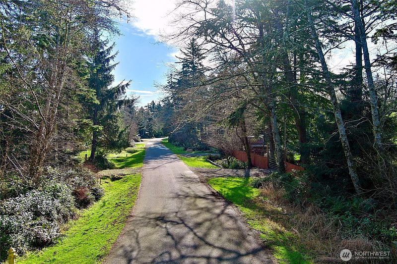 3rd image of 721 Chenois Avenue NE