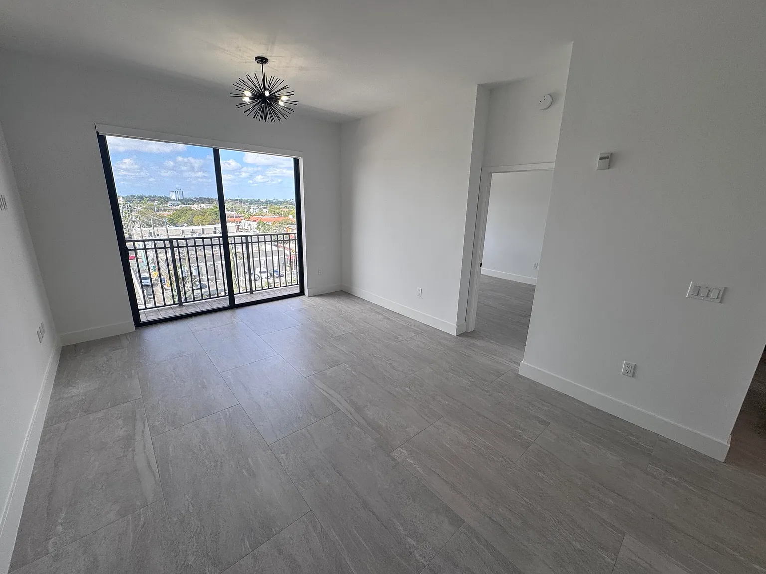 1 bed, 1.0 bath, 733 sqft, $2,350 — Photo 1
