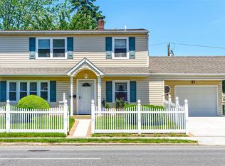 3245 N Jerusalem Rd, Levittown, NY 11756