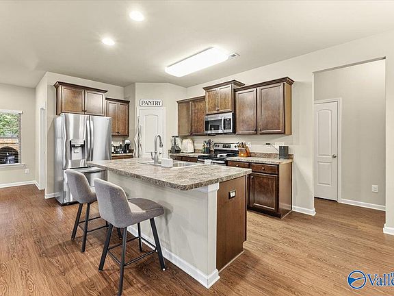 3rd image of 144 Clydesdale Ln