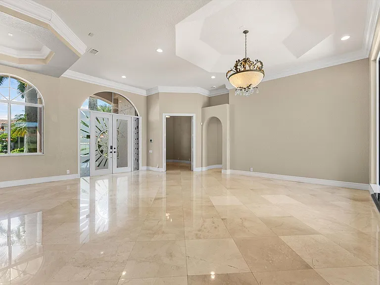2579 Mayfair Ln — Photo 9