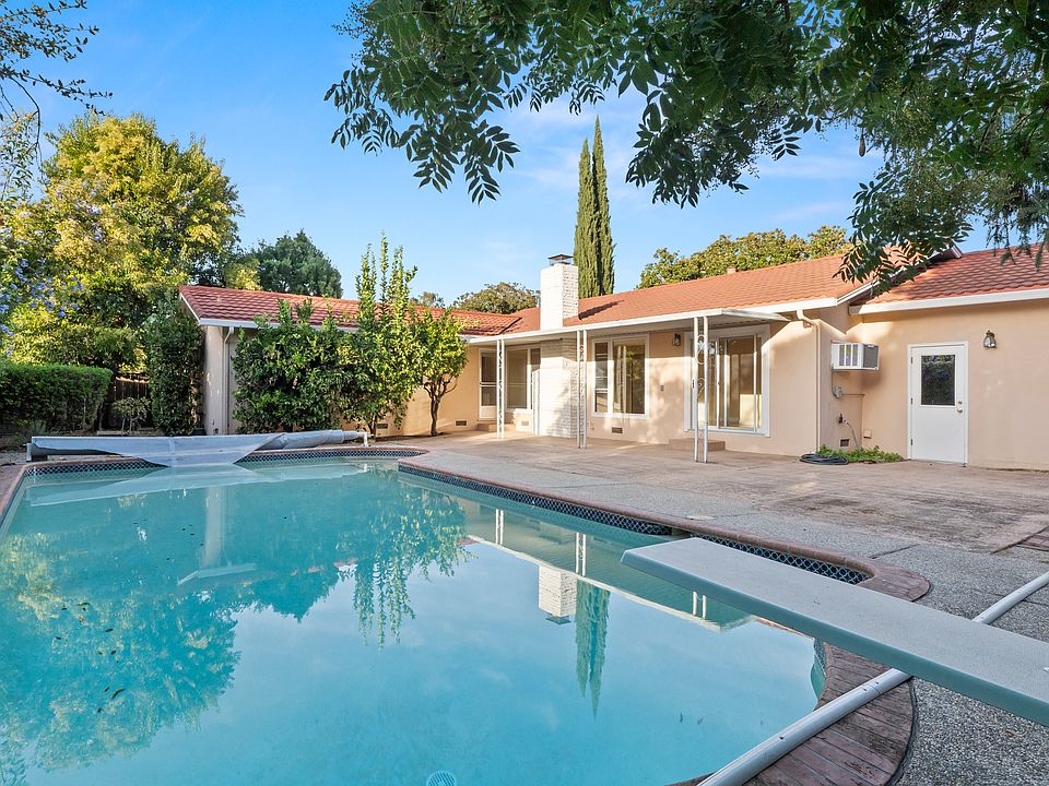 Back yard with pool
Note: optional safety pool cover for $150/month surcharge, takes 3 weeks to order. Operates with key controlled electric motor, legally considered a pool fence. Safe to walk on but not reccomended to do so.