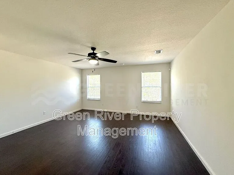 8704 Lake George Cir W — Photo 32
