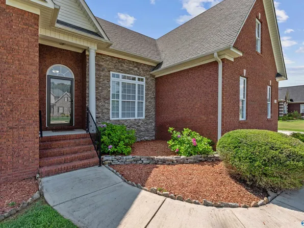 226 Twin Lakes Dr, New Market, AL 35761