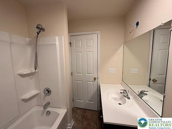 4th image of 320 W Garrison St