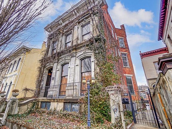 3rd image of 838 Dayton St