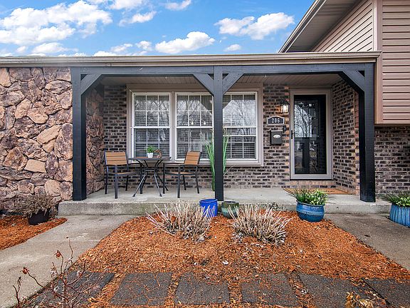 4th image of 206 Meadows Rd S