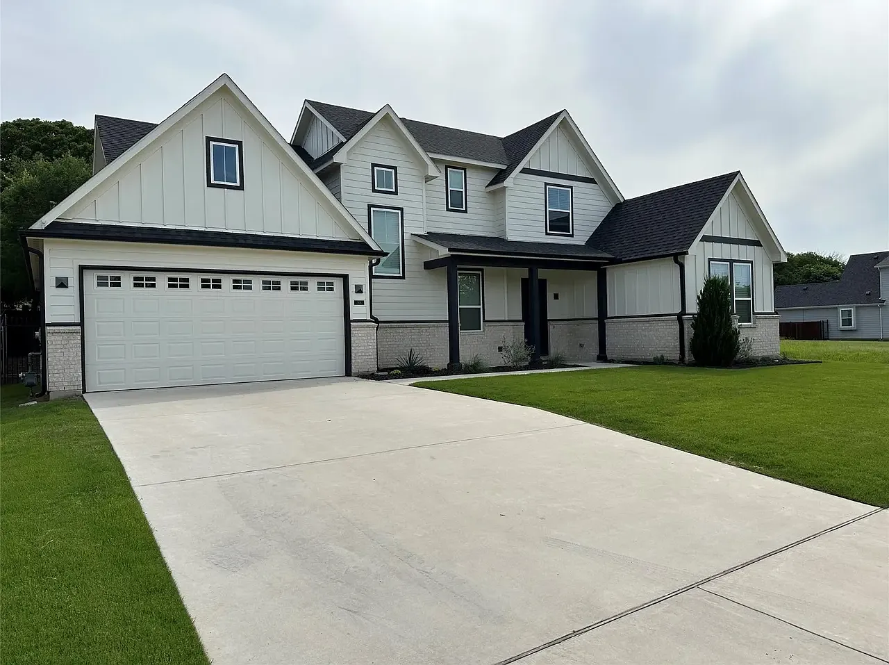 5 bed, 2876 sqft, $9,995 — Photo 2