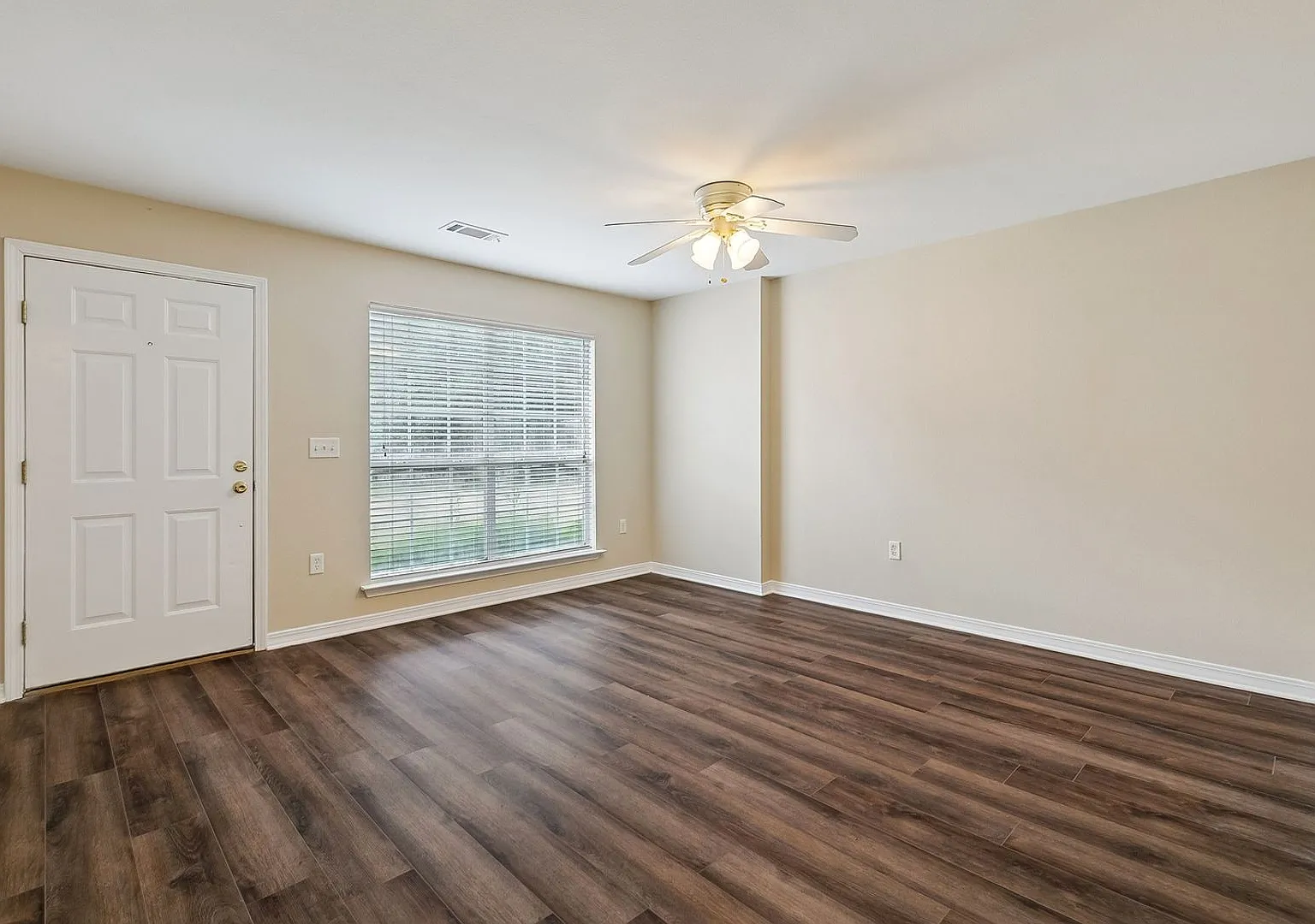 2BR/2BA Townhome Garage + Backyard Great Schools — Photo 4
