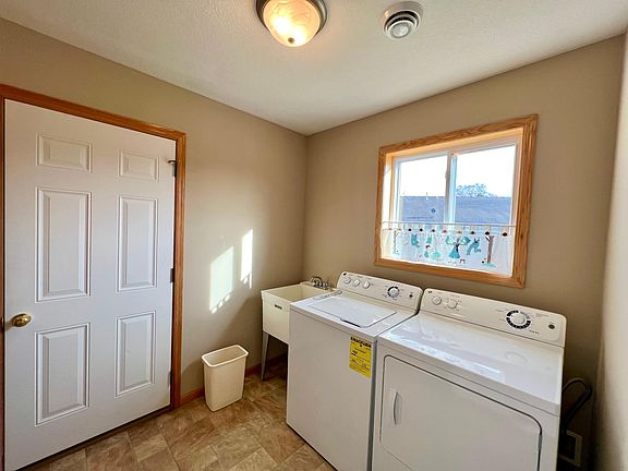 5th image of 1143 Hidden Ln