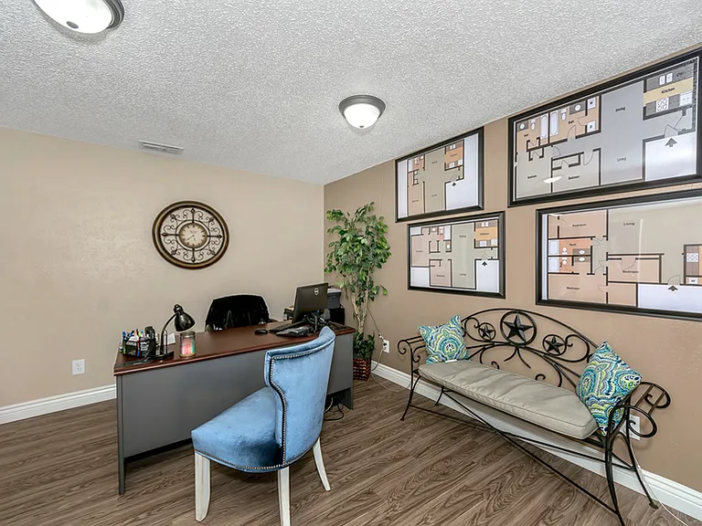Oak Manor Apartments — Photo 10