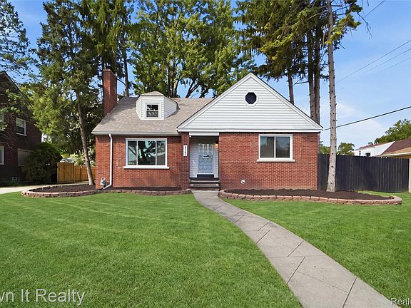 2nd image of 8345 Sorrento St
