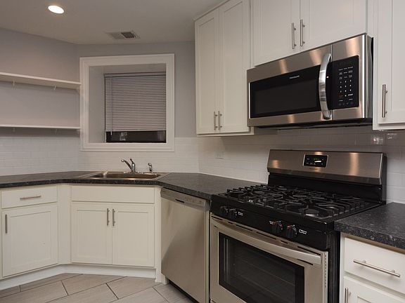 5th image of 902 W Montrose Ave #H