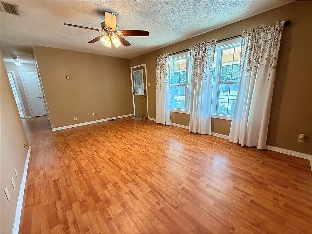 3 bed, 1.0 bath, 1040 sqft, $1,750 — Photo 4