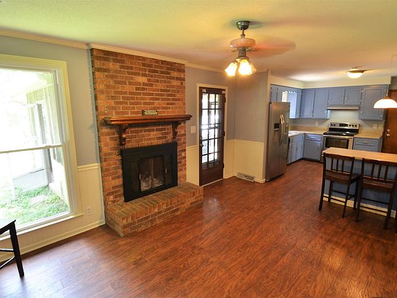 3rd image of 1805 Warfield Dr