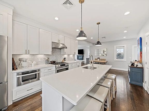 3rd image of 230 Bowen St #2