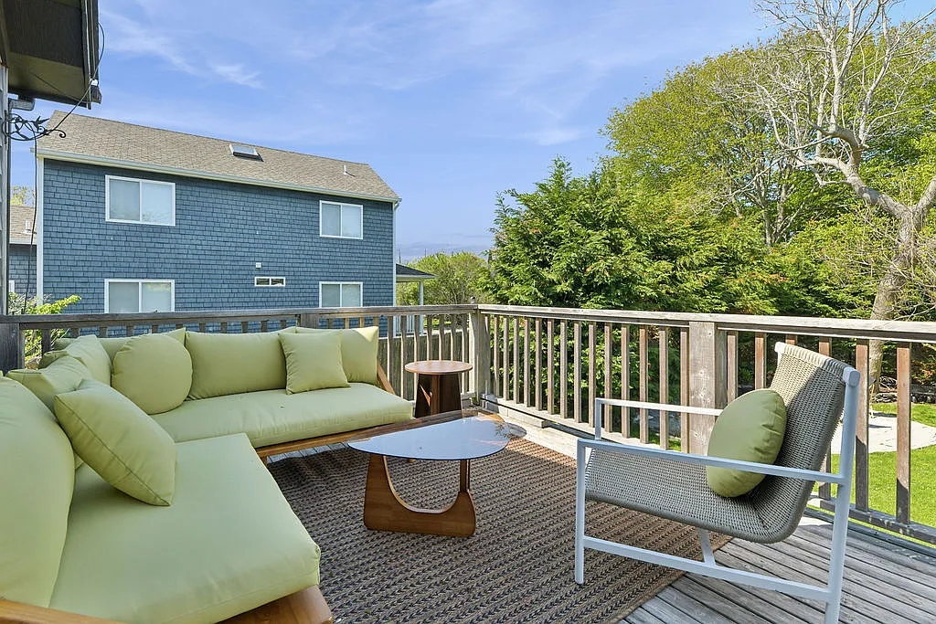 Ditch Plains Beach House - Steps from the Ocean - Labor Day week — Photo 2
