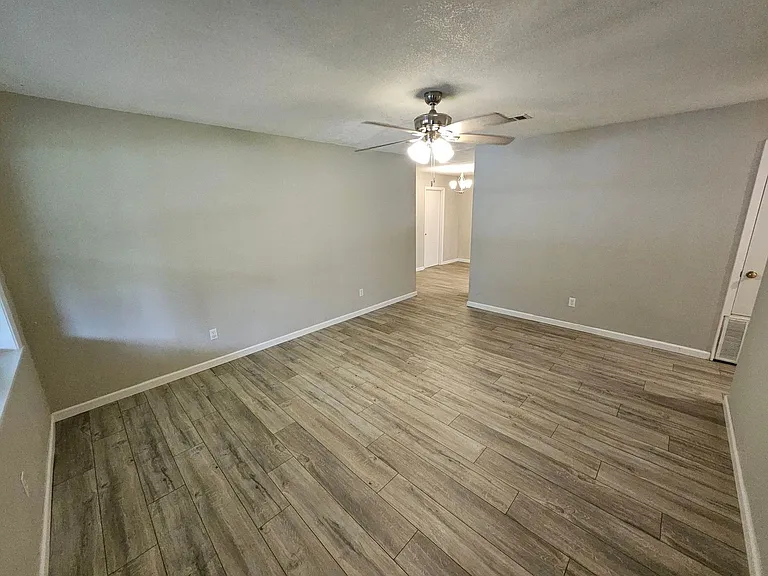 120 Powell Dr — Photo 4