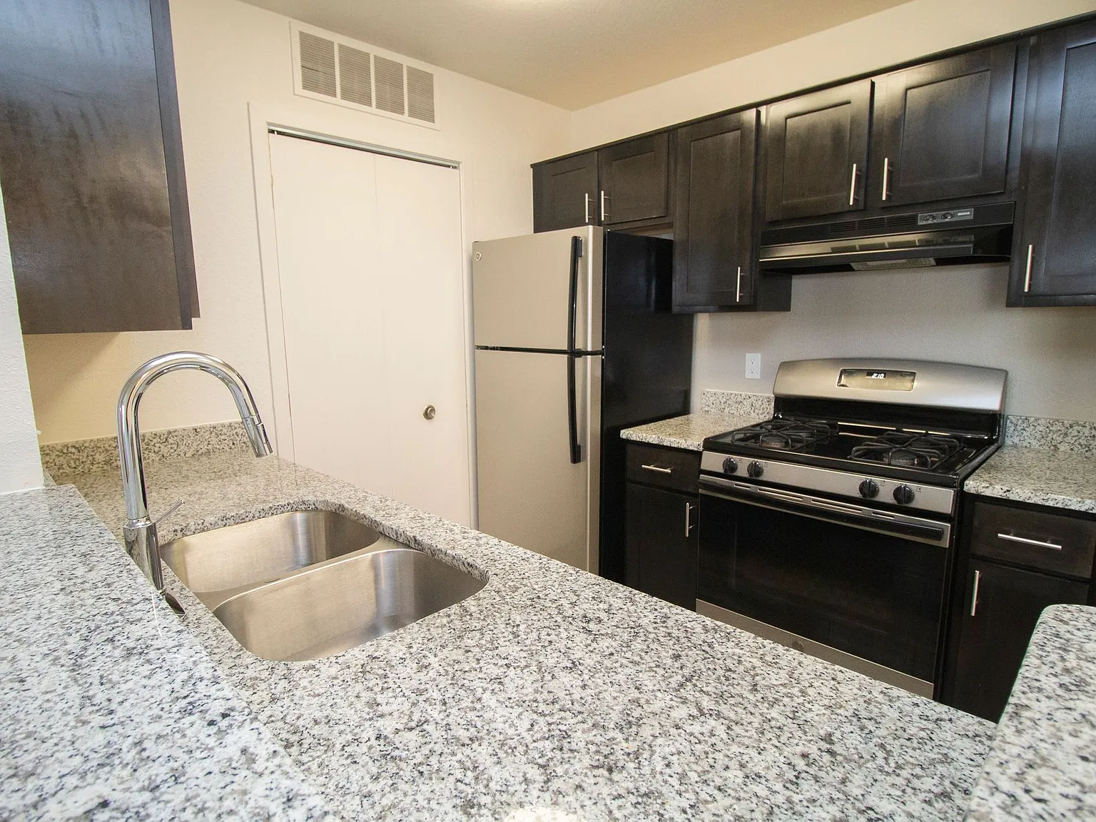 Willow Ridge Apartments — Photo 2