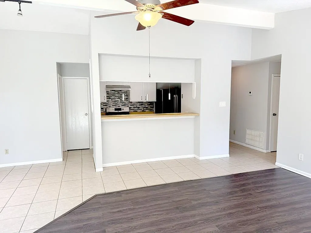 3 bed, 2.0 bath, 1299 sqft, $2,000 — Photo 4