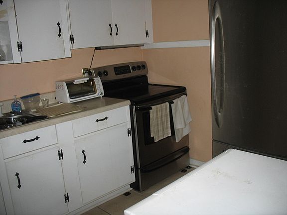 3rd image of 3052 Plum St