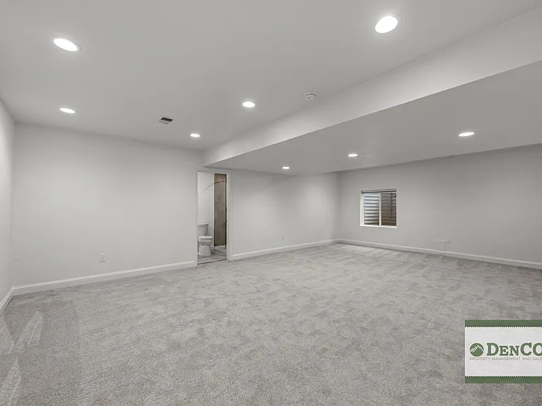 1401 S Clarkson St — Photo 30