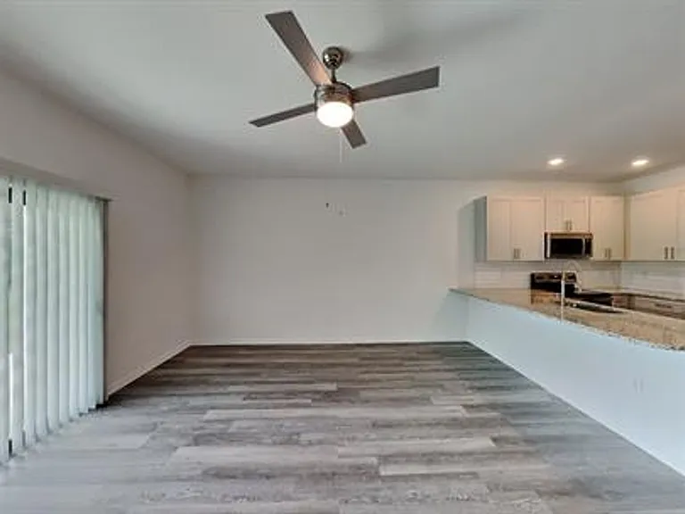 3106 SE Santa Barbara Pl — Photo 5