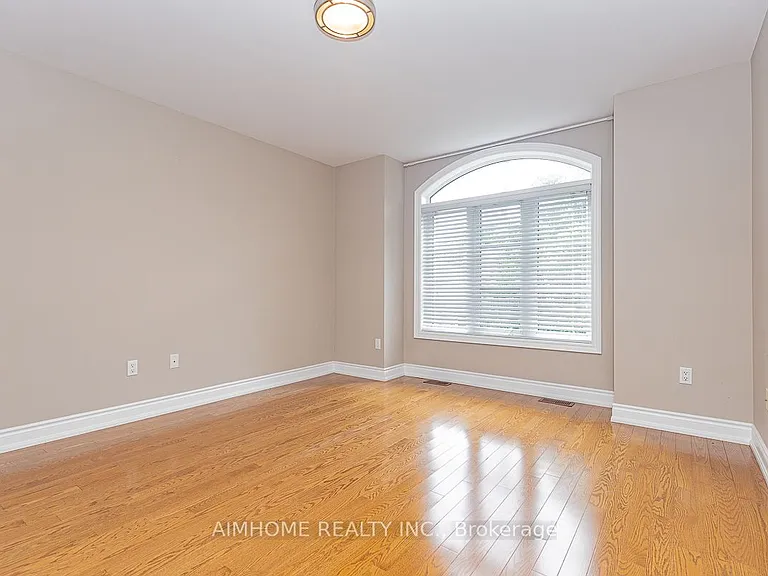 395 Princess Ave — Photo 24